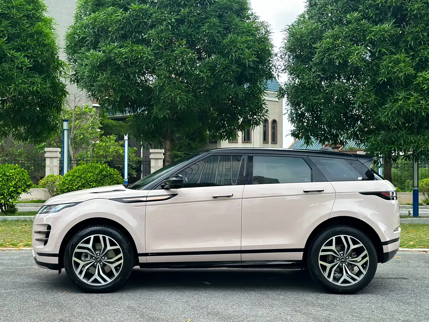 Land Rover Range Rover Evoque 2020 249PS R-DYNAMIC S Sport Edition фото 4