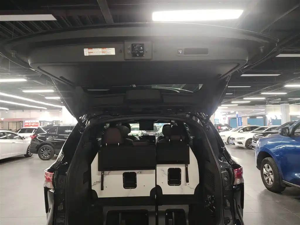 Toyota Granvia 2022 Model Year 2.5L Hybrid Flagship Edition фото 9