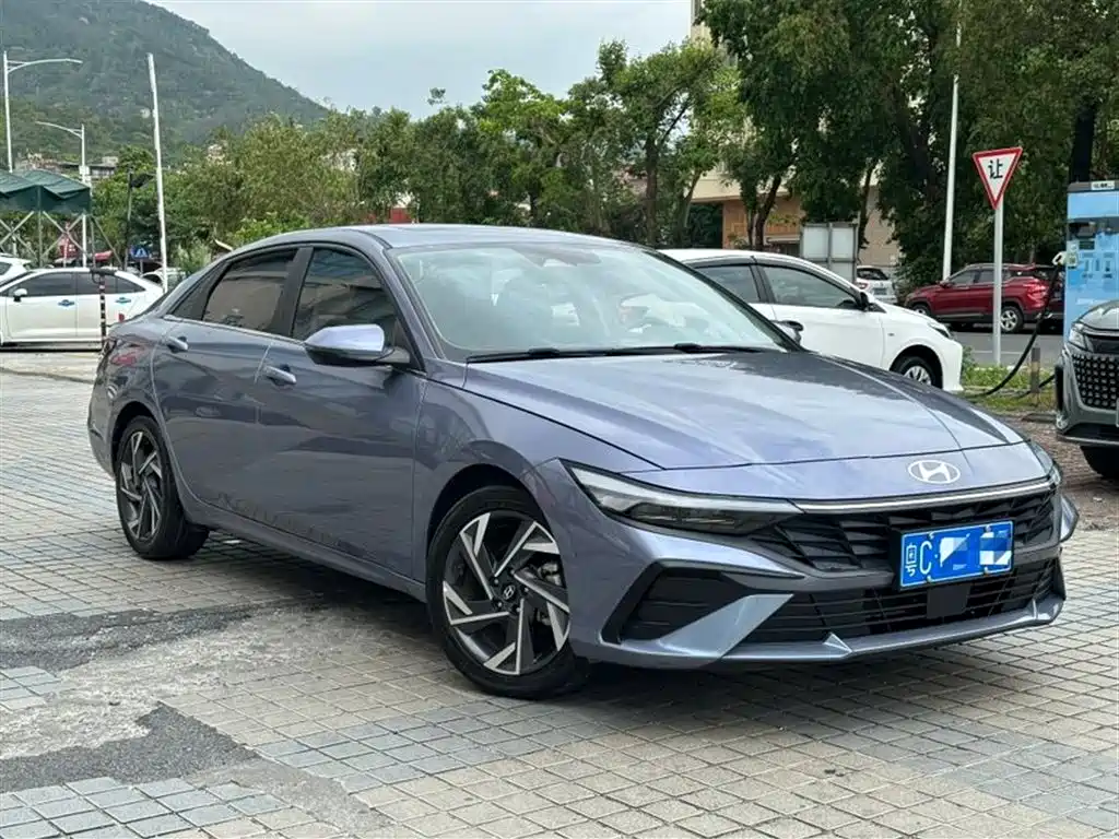 Hyundai Elantra 2023 Model 1.5L CVT LUX Premium Edition фото 3