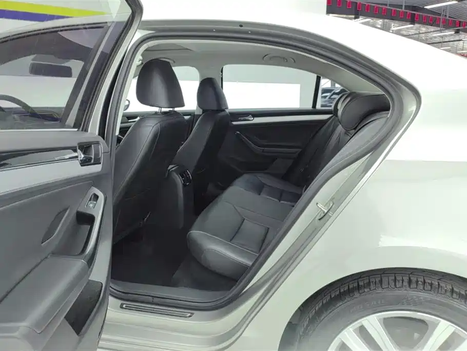 Volkswagen Sagitar 2018 280TSI DSG Spark Edition фото 11