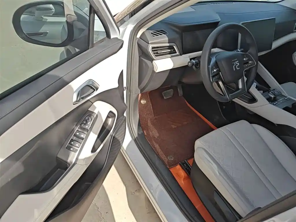 BYD Yuan UP 2024 401KM Leading Edition фото 16