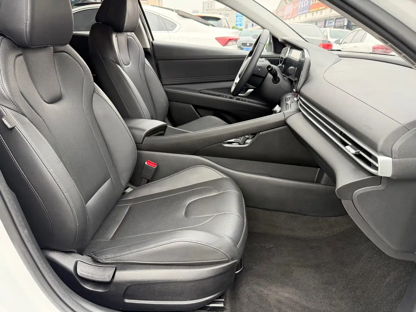 Hyundai Elantra 2023 Model 1.5L CVT LUX Premium Edition фото 15