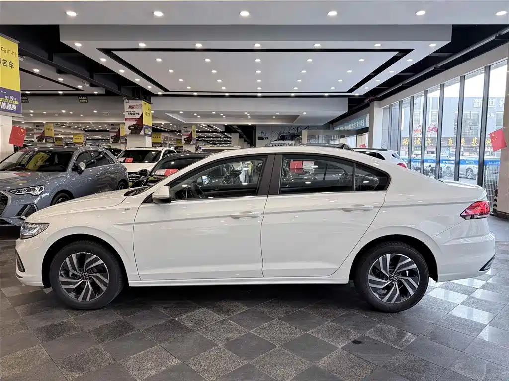 VOLKSWAGEN BORA