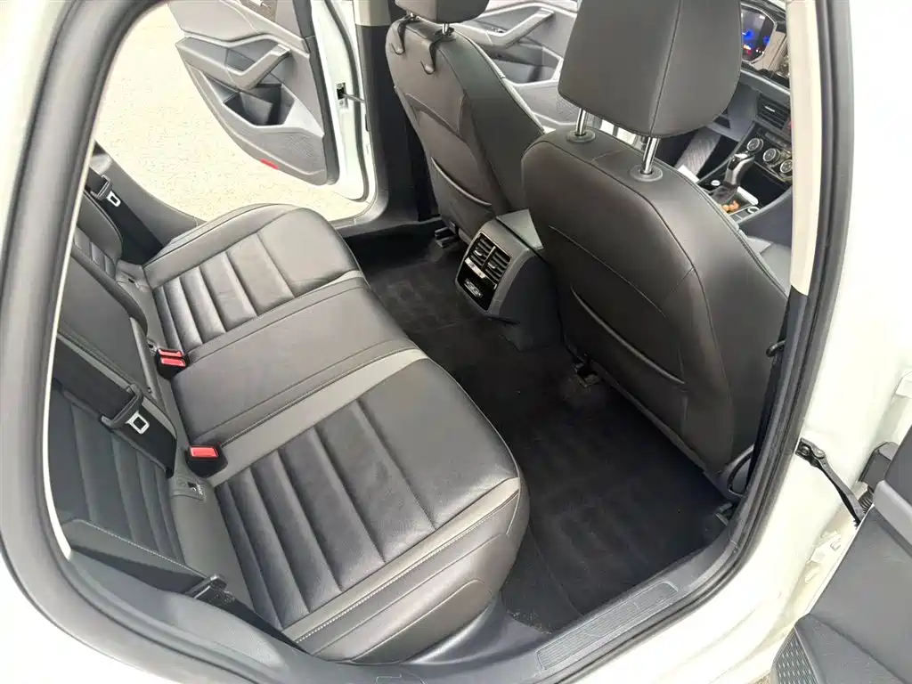 Volkswagen Sagitar 2021 280TSI DSG Surpassing Edition фото 10