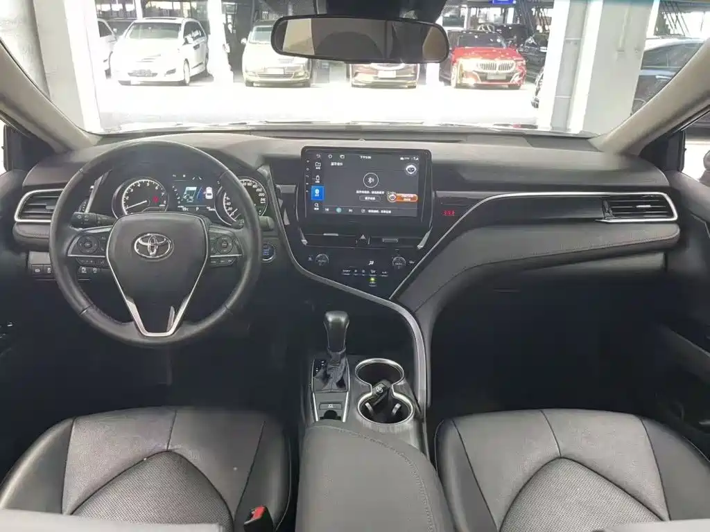 Фото 6 - Toyota Camry