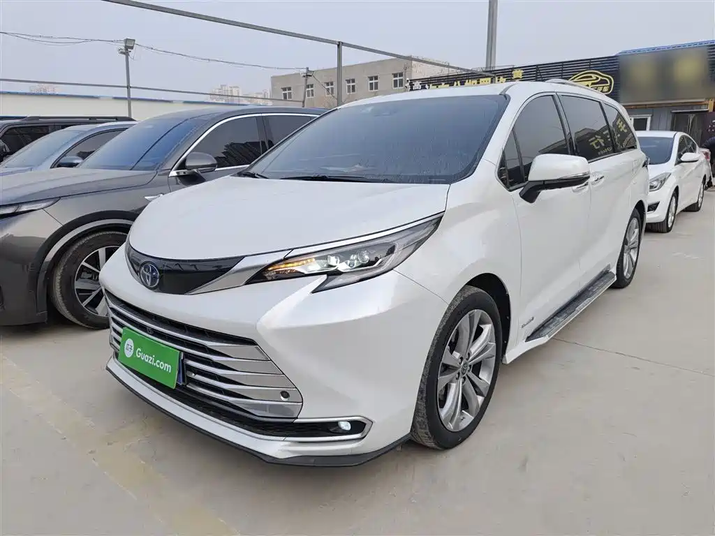 Toyota Sienna 2023 2.5L Hybrid Platinum Edition фото 2