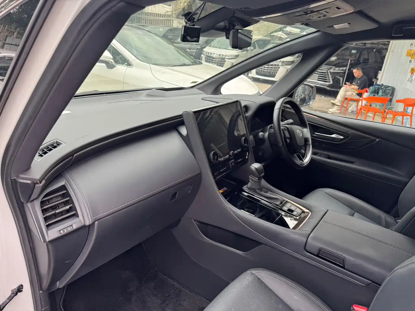 Toyota Alphard фото 3