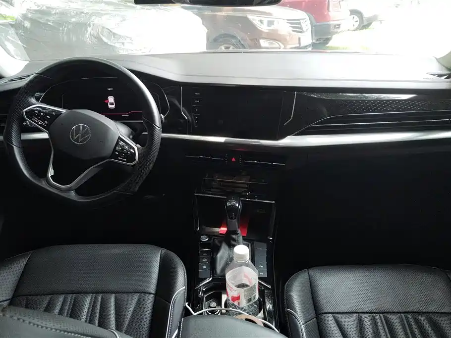 Volkswagen Passat 2022 330TSI Luxury Edition фото 12