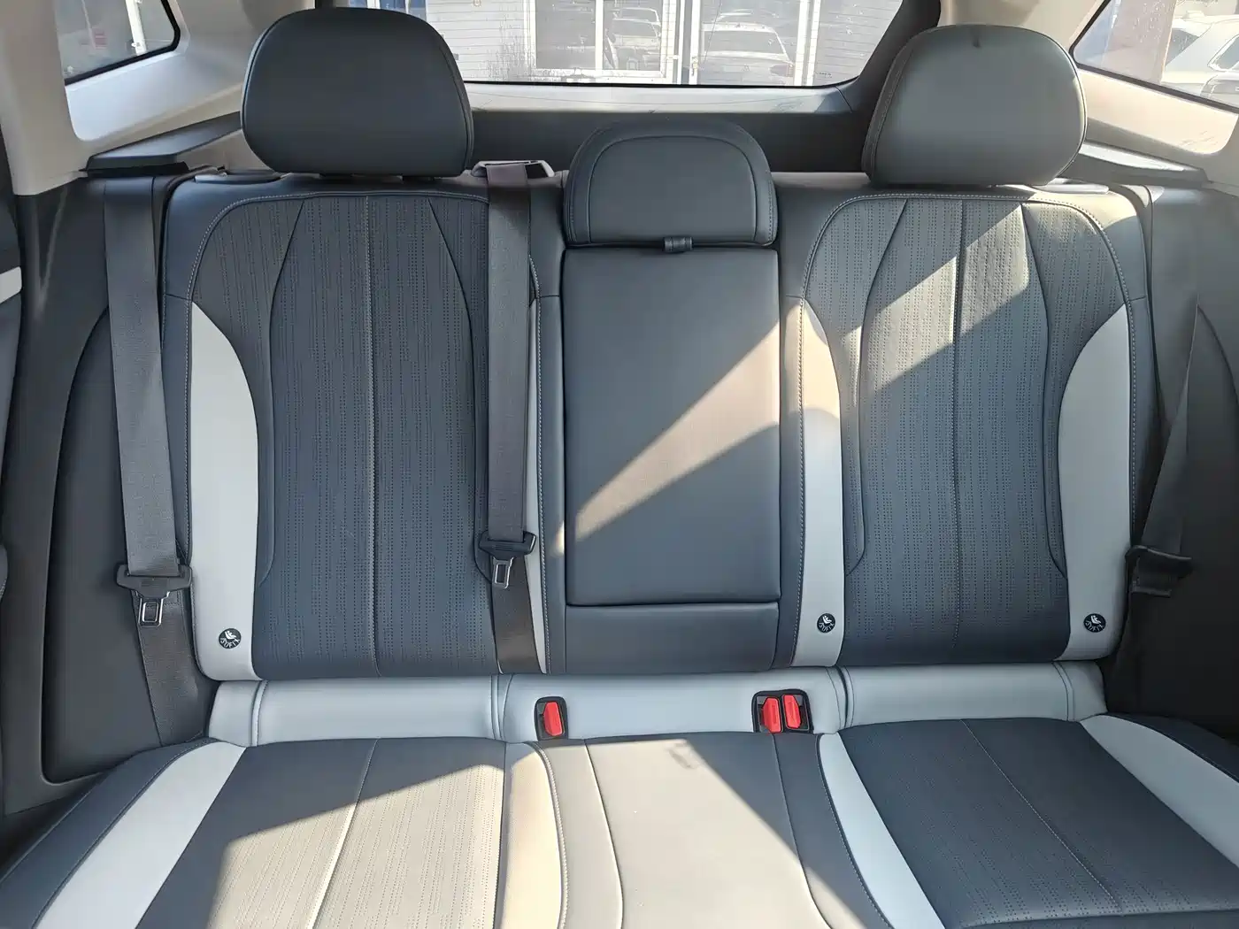 Фото 12 - Geely Atlas L
