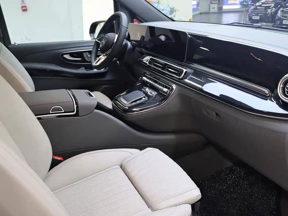 Mercedes-Benz V-Class 2024 V 300 L Long Wheelbase Premium фото 6