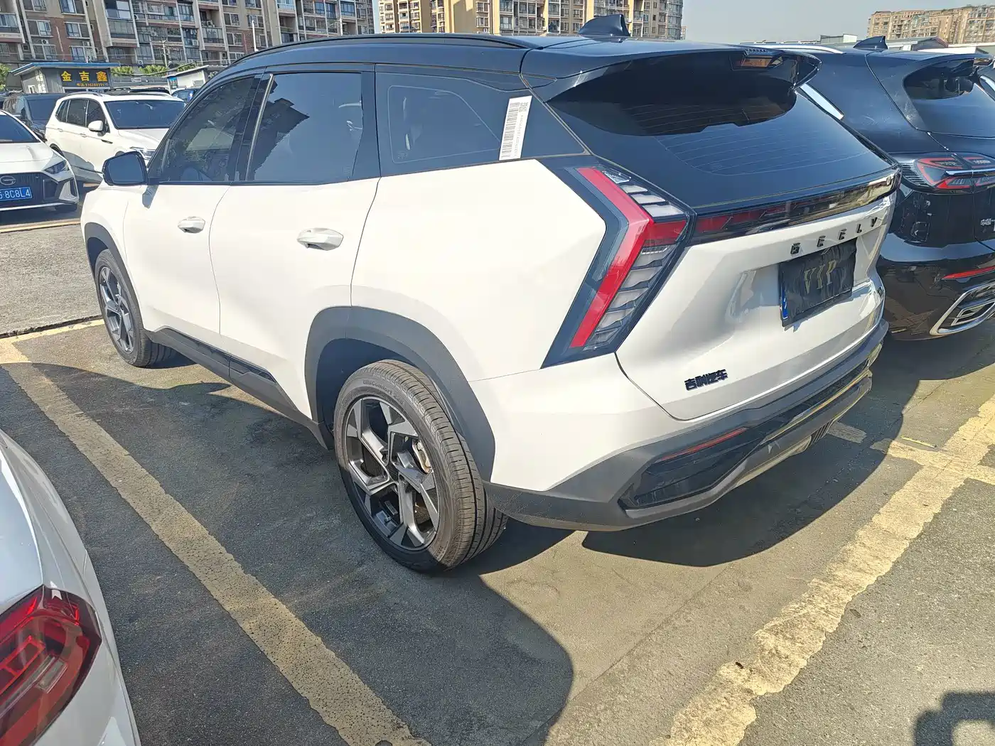 Фото 14 - Geely Atlas L