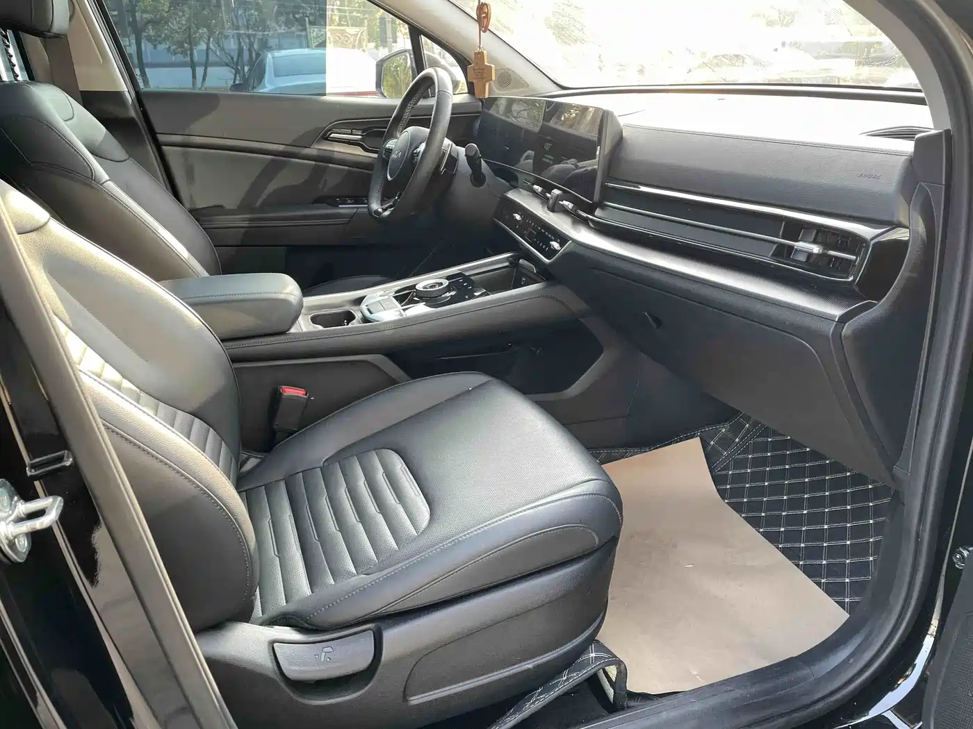 KIA LION PLATINUM EXPANDS THE WORLD