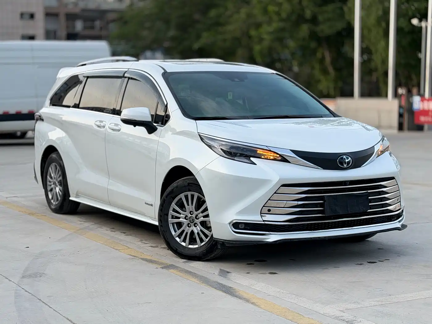 Toyota Sienna 2023 2.5L Hybrid Comfort Edition фото 2