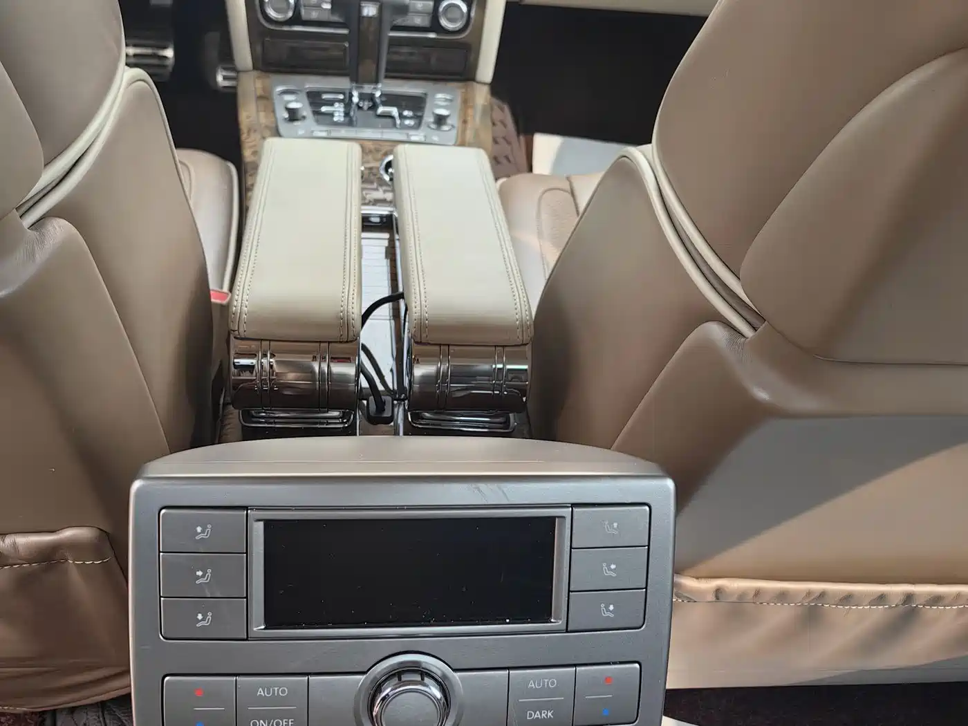 Volkswagen Phaeton 2011 4.2L V8 4-seat Extended Individual Edition фото 12