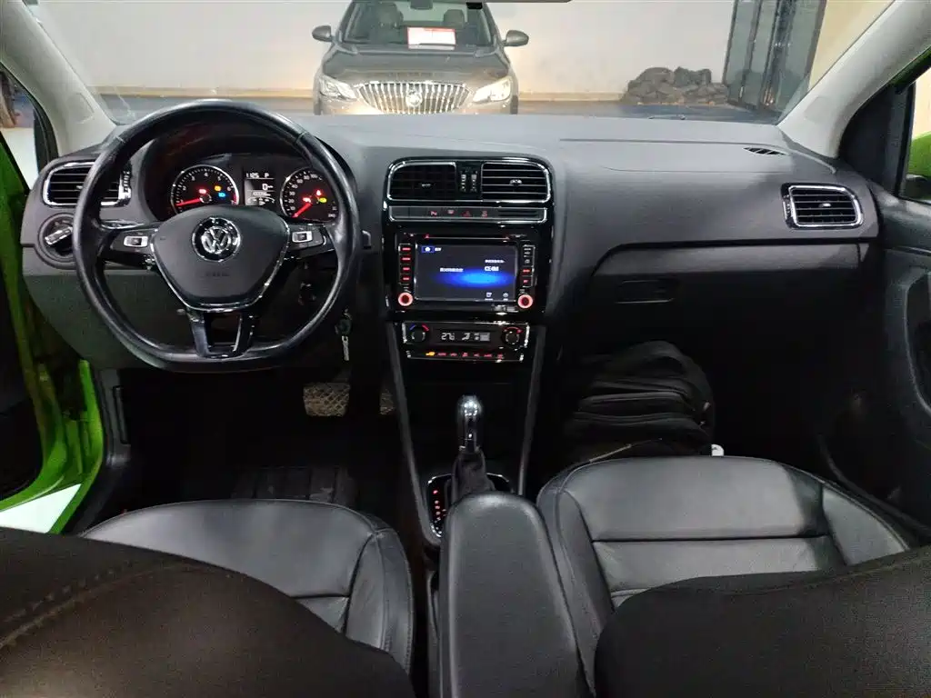 Volkswagen Polo 2014 1.6L Automatic Luxury Edition фото 12