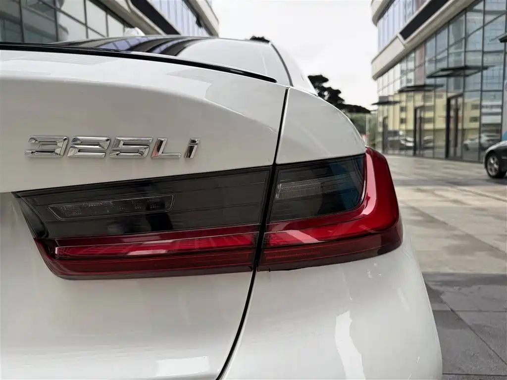 BMW 3 Series 2023 325Li M Sport Black Night Package фото 24
