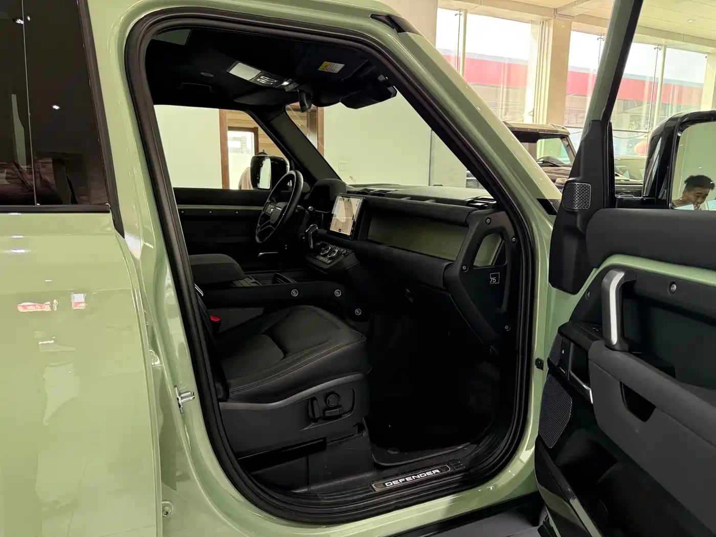 Land Rover Defender 2023 110 3.0T P400 75th Anniversary Legend Edition фото 10