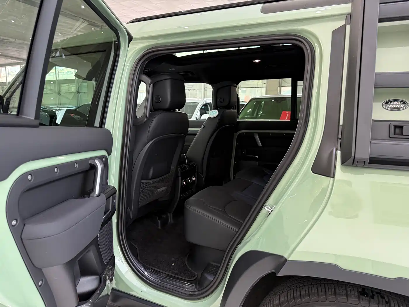 Land Rover Defender 2023 110 3.0T P400 75th Anniversary Legend Edition фото 9