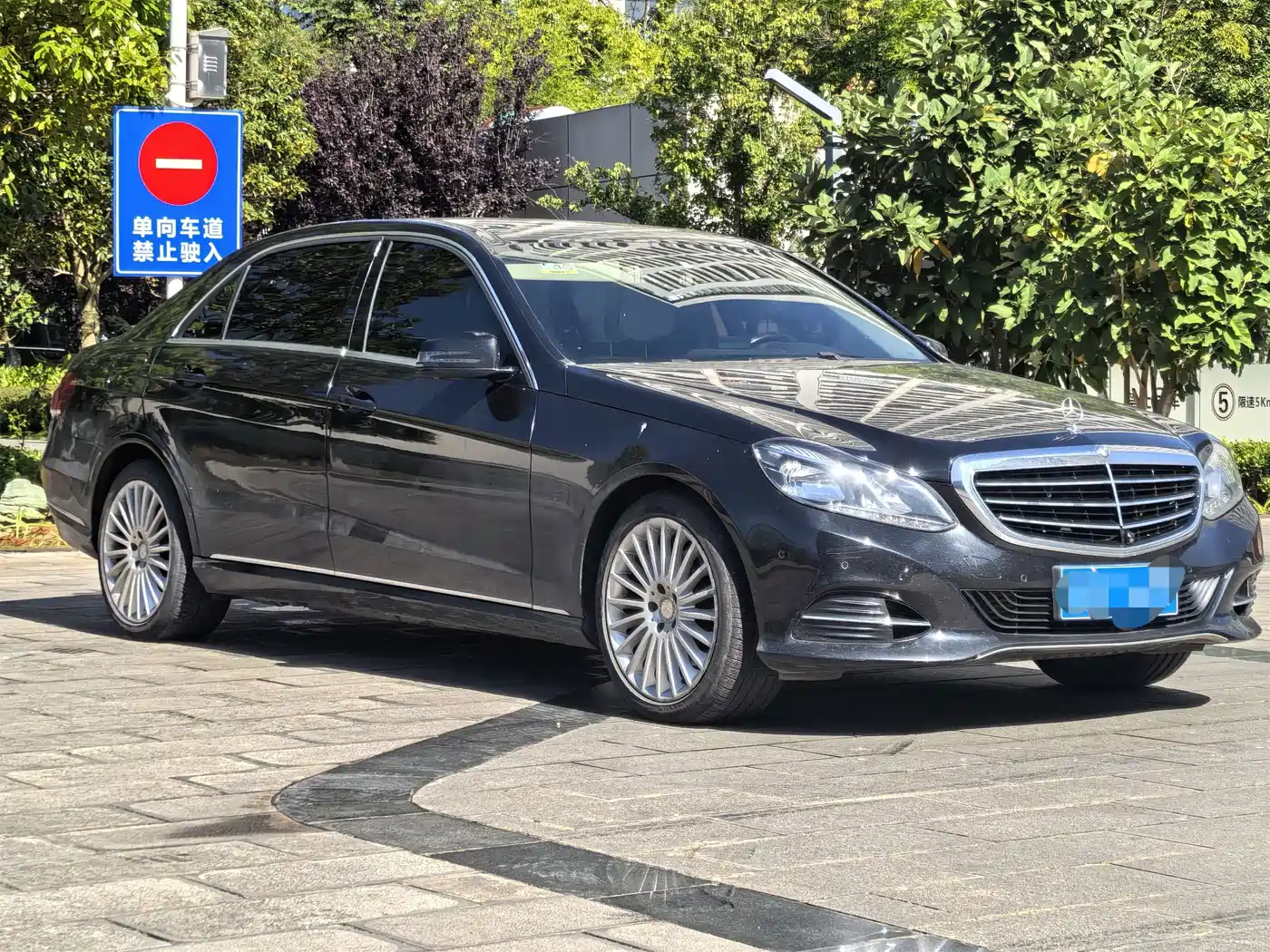 صورة 3 - Mercedes-Benz E-Class