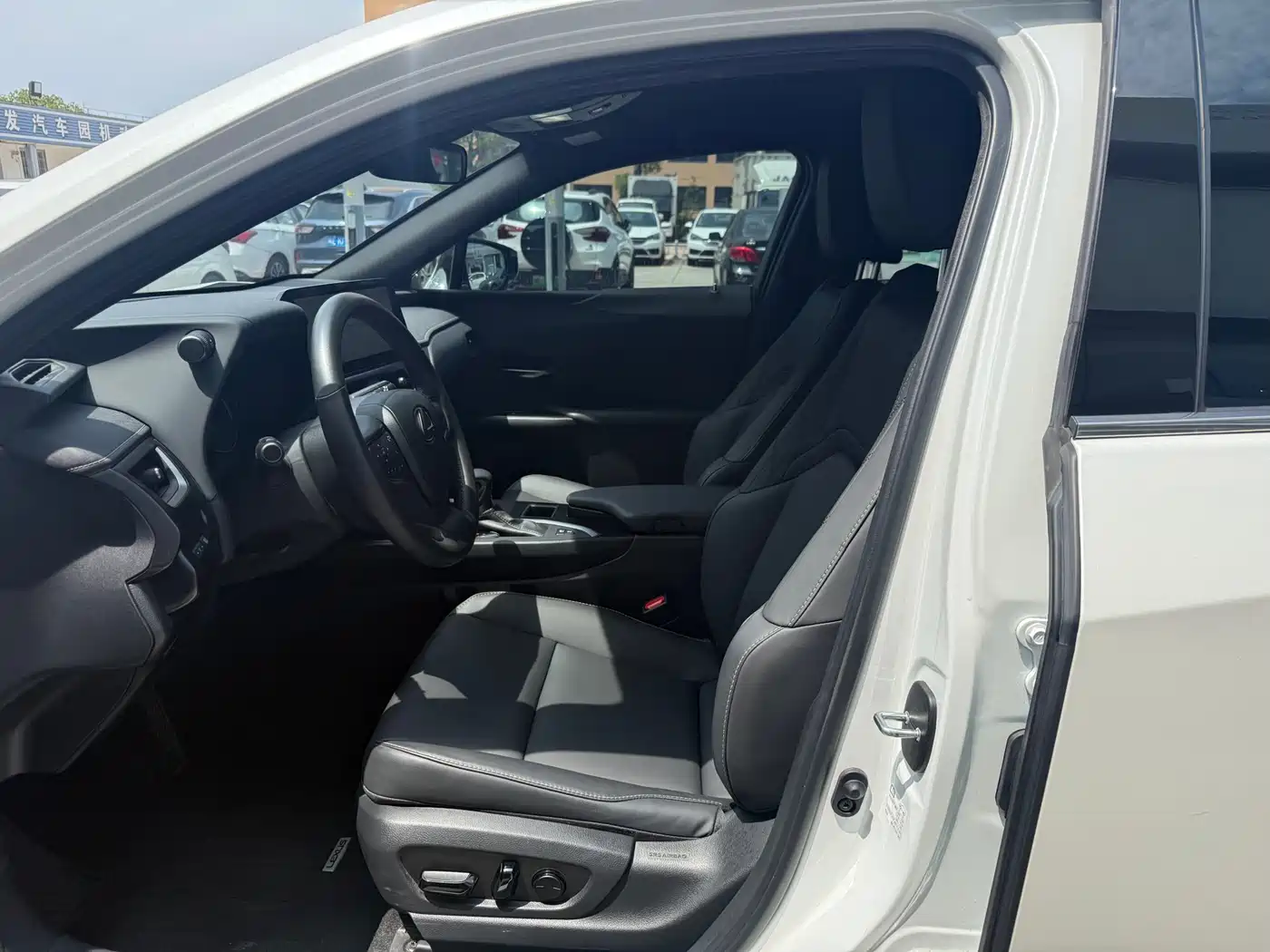 Lexus UX 2022 260h Cool Edition фото 4