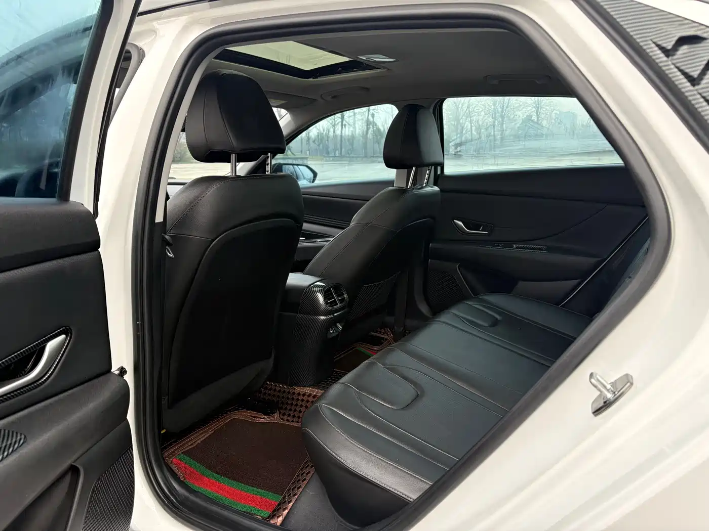 Hyundai Elantra 2022 1.5L CVT LUX Premium Edition фото 11