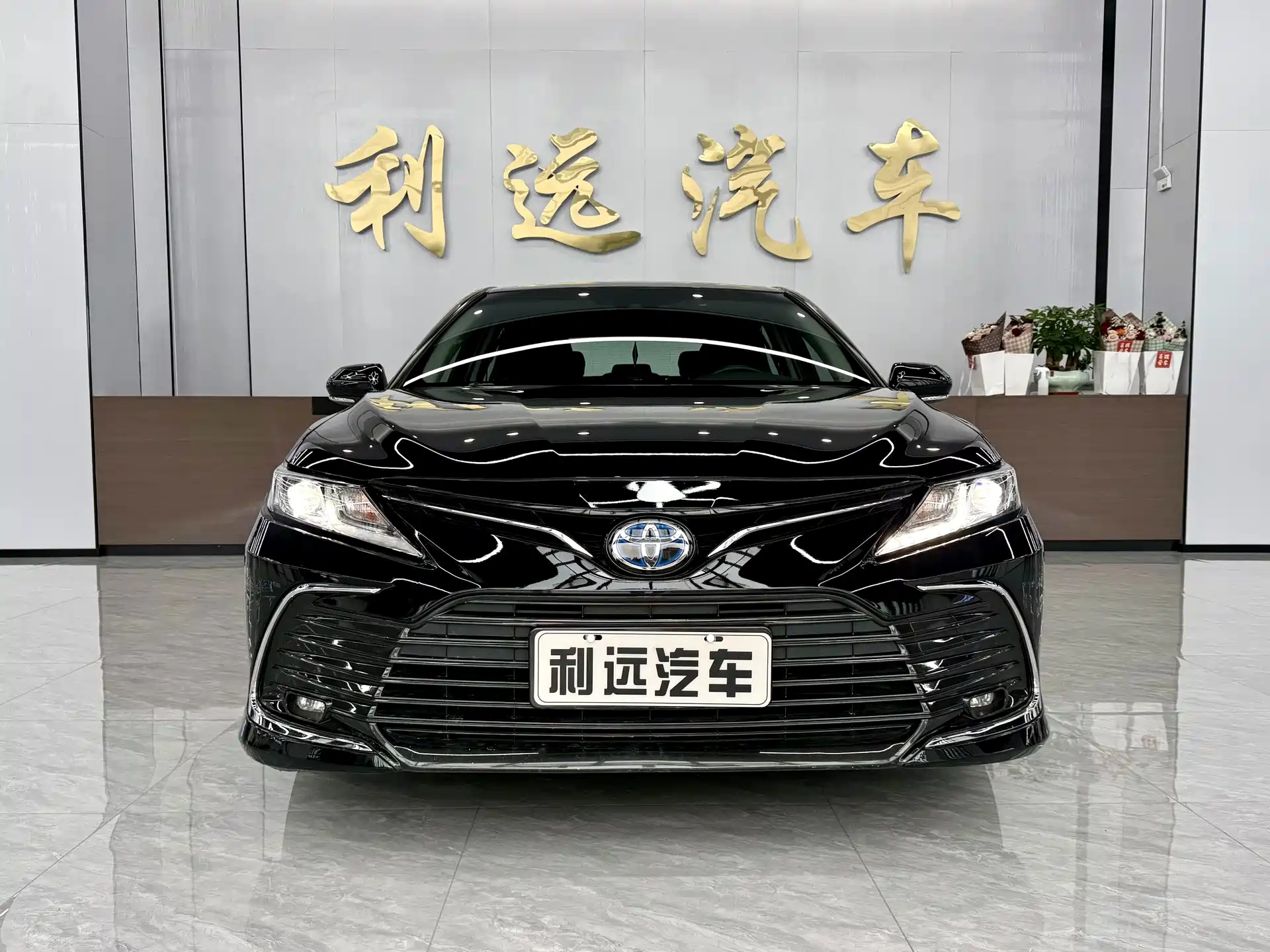 Фото 2 - Toyota Camry