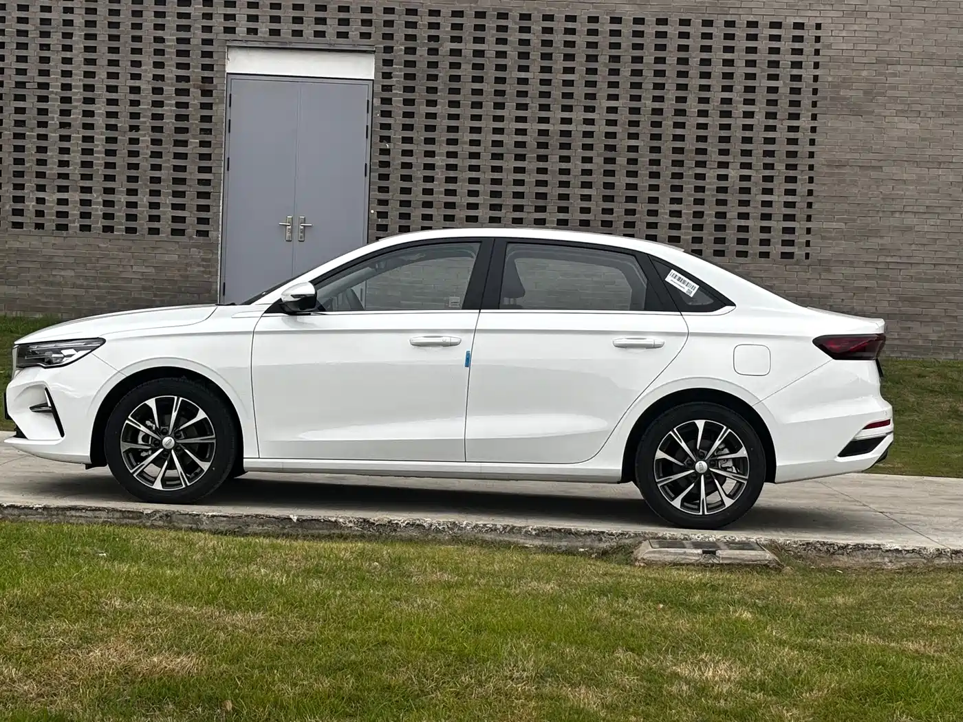 Фото 7 - Geely Emgrand
