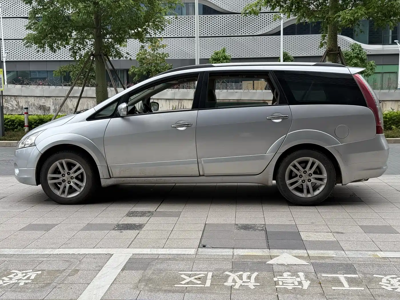 Mitsubishi Grandis 2009 2.4 6-Seater Elite Version фото 7