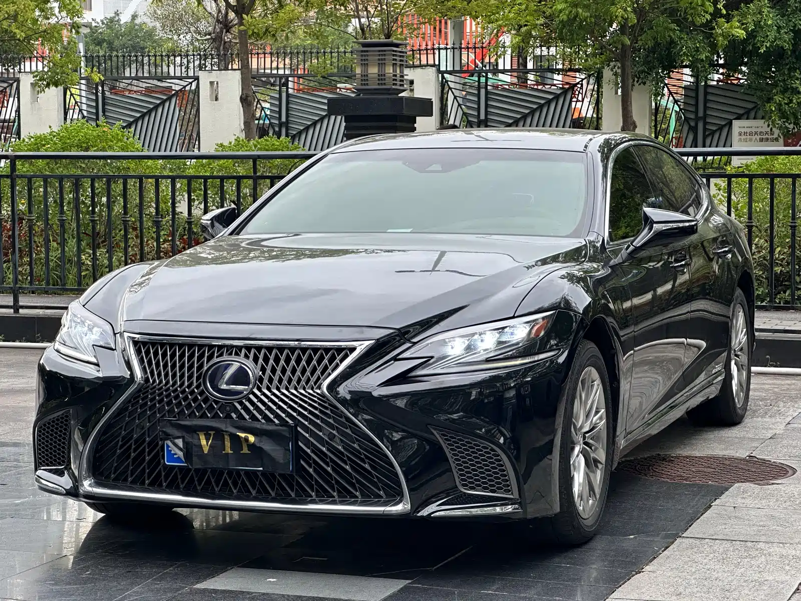 Фото 1 - Lexus LS