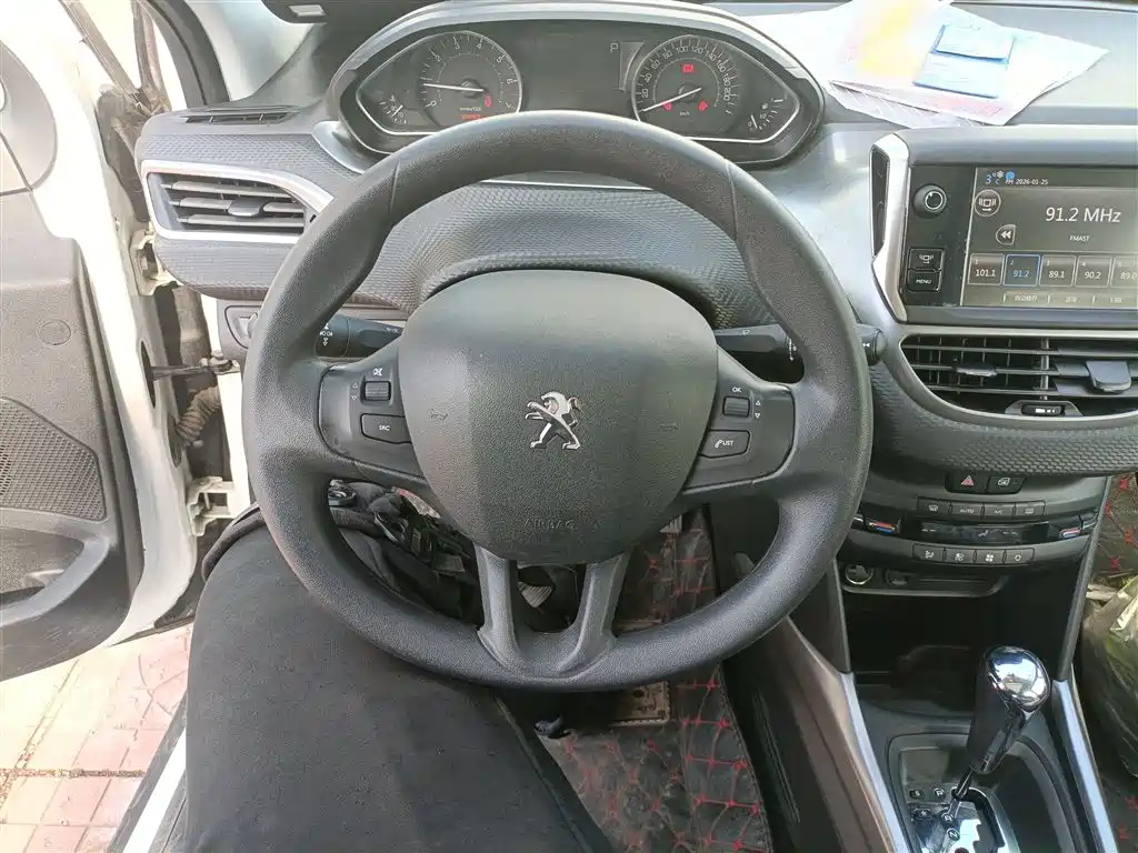 Peugeot 2008 2014 1.6L Automatic Fashion Edition фото 4