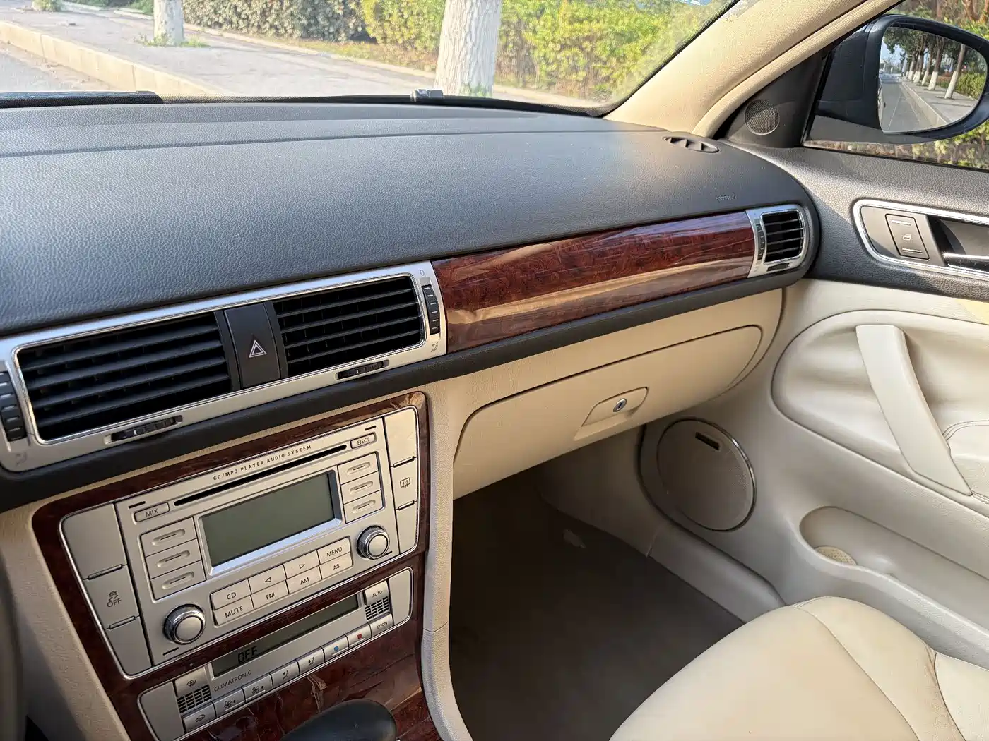 Volkswagen Passat Lingyu 2009 1.8T Automatic Luxury фото 14
