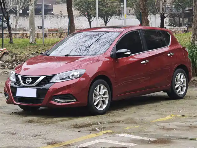 NISSAN TIIDA