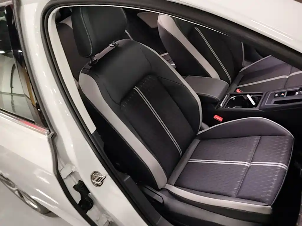 Photo 25 - Volkswagen Golf