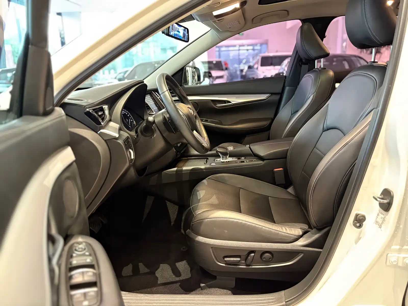 Photo 5 - Infiniti QX50