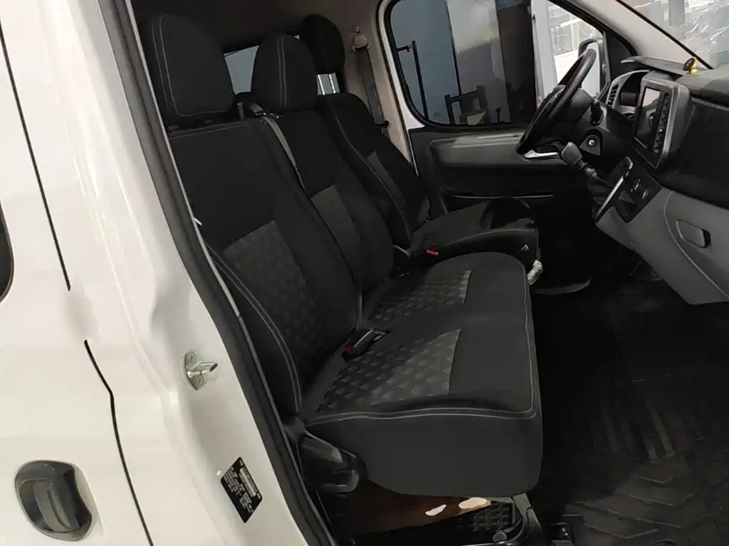 SAIC Maxus Xintu V80 2026 2025 Value Edition Aoyun 2.0T Manual Short Wheelbase Medium Roof 127Ps 5/6-seater