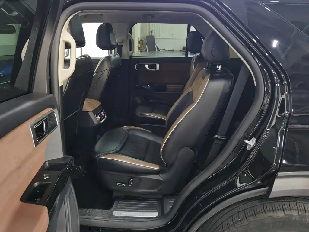 Photo 15 - Ford Explorer