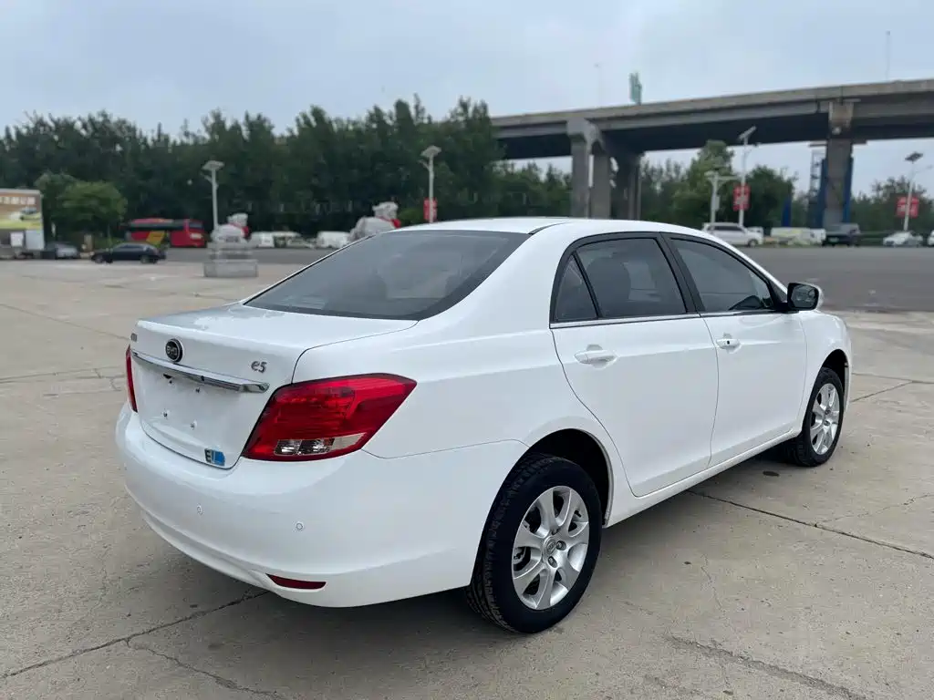 BYD E5