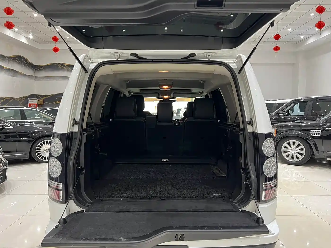 Land Rover Discovery 2016 3.0 SC Black Edition SE фото 10