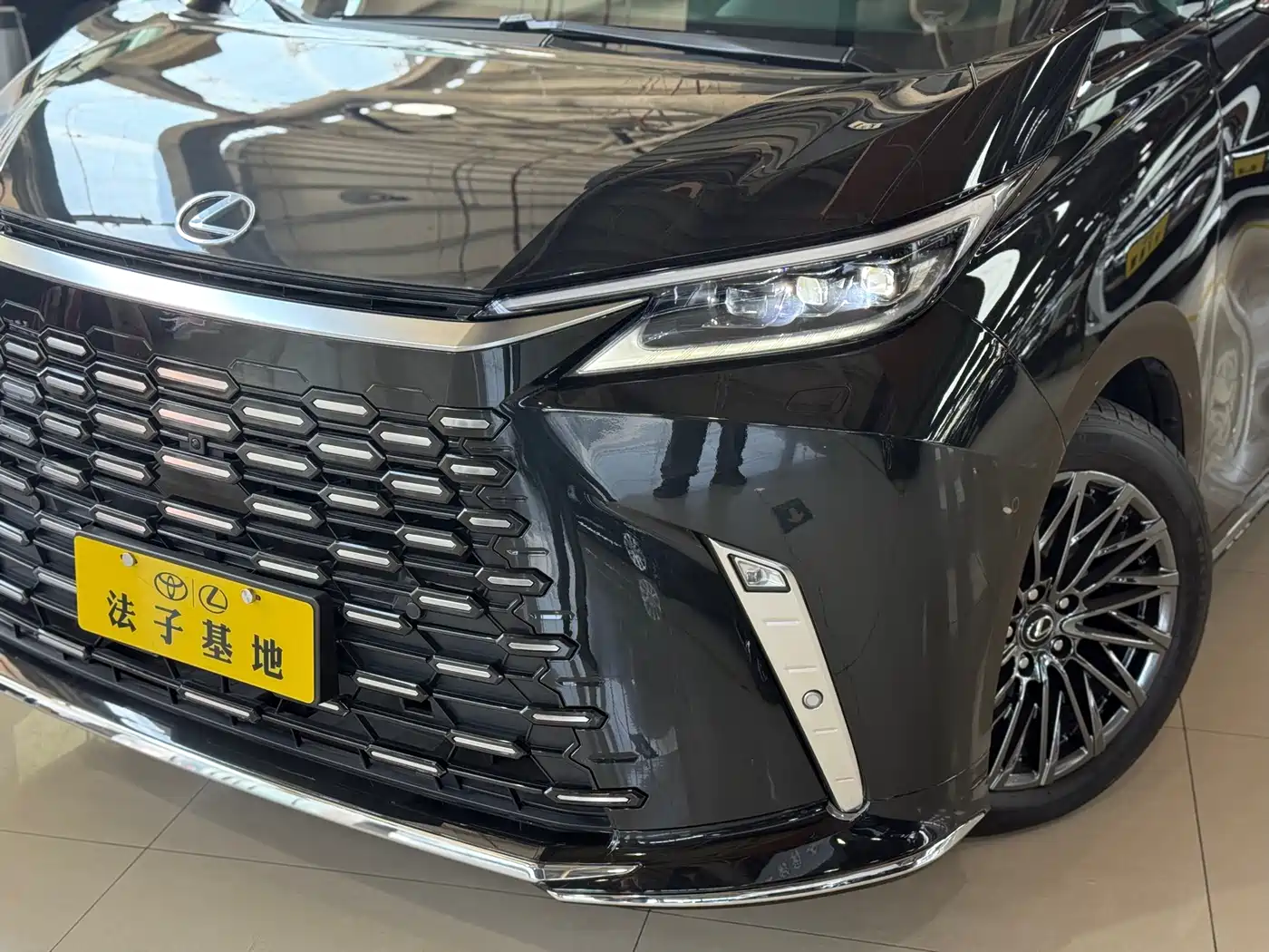 Lexus LM 2023 500h 6-Seater Prestige Edition фото 5