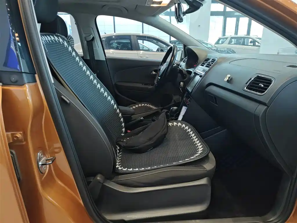 Volkswagen Polo 2016 1.6L Cross Polo Automatic фото 17