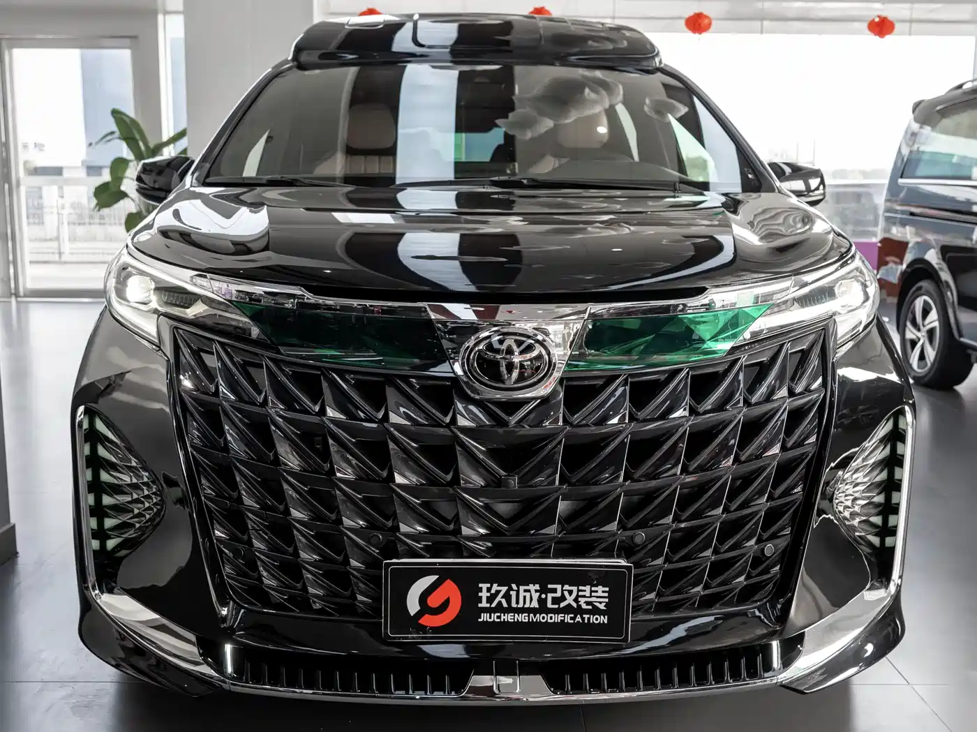 Toyota Granvia 2024 2.5L Hybrid Comfort фото 2