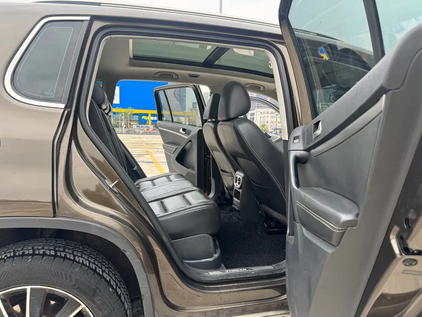 VOLKSWAGEN TIGUAN