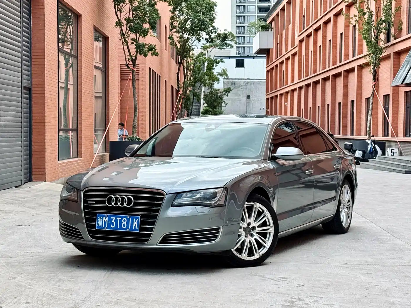 Фото 1 - Audi A8