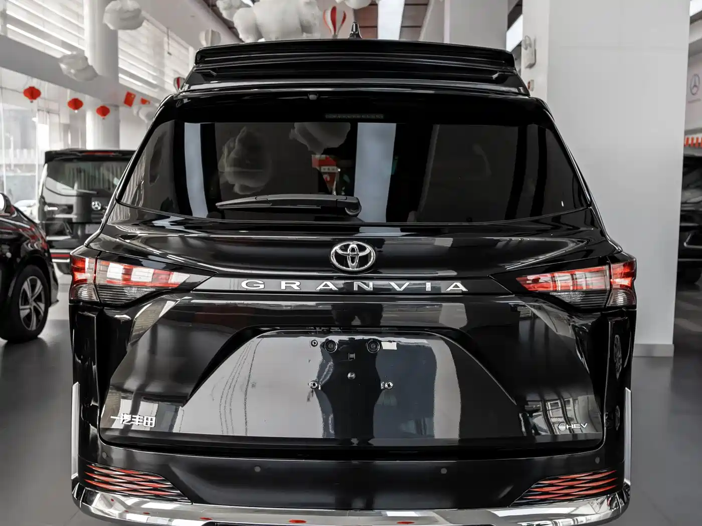 Toyota Granvia 2024 2.5L Hybrid Comfort фото 4
