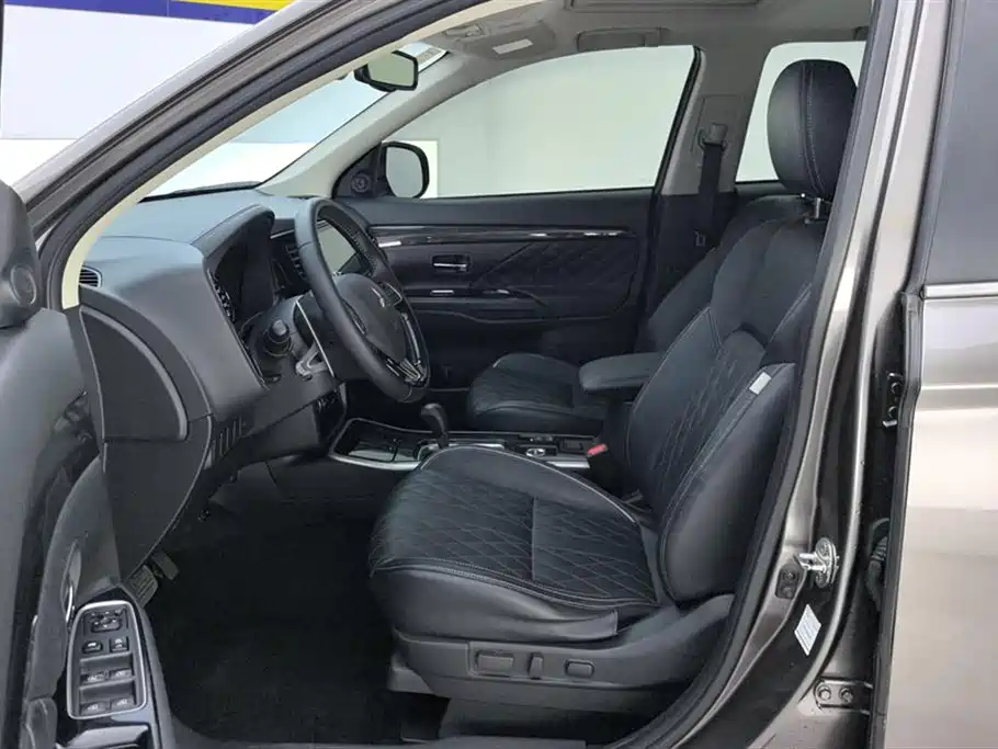 Mitsubishi Outlander 2020 2.4L 4WD Luxury 5-seater фото 9