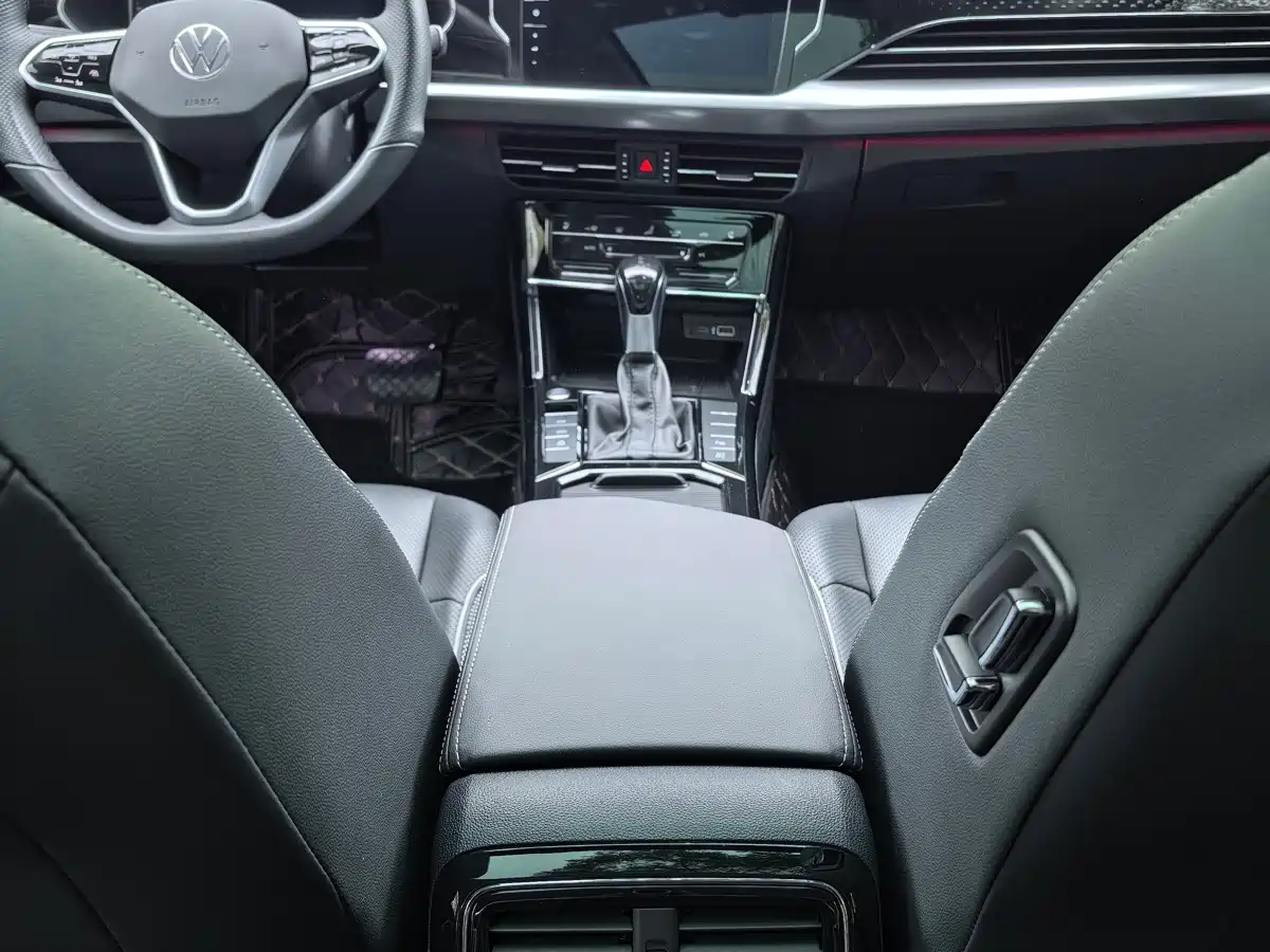 Volkswagen Passat 2023 330TSI Starlight Luxury Edition фото 13