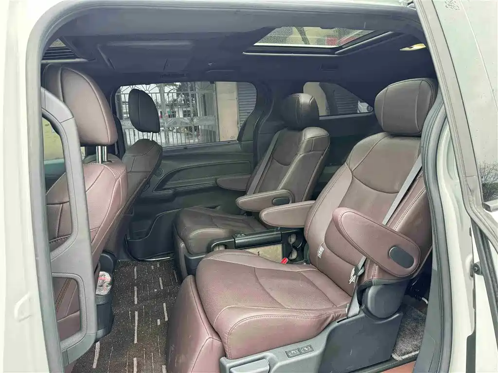 Toyota Sienna 2023 2.5L Hybrid Platinum Edition фото 21