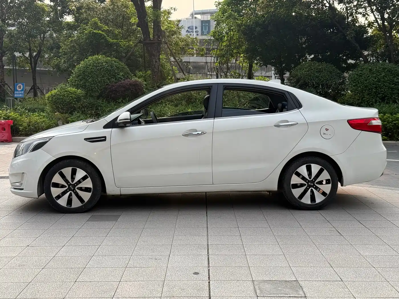 Kia K2 2012 Sedan 1.6L AT Premium Commemorative Edition фото 4