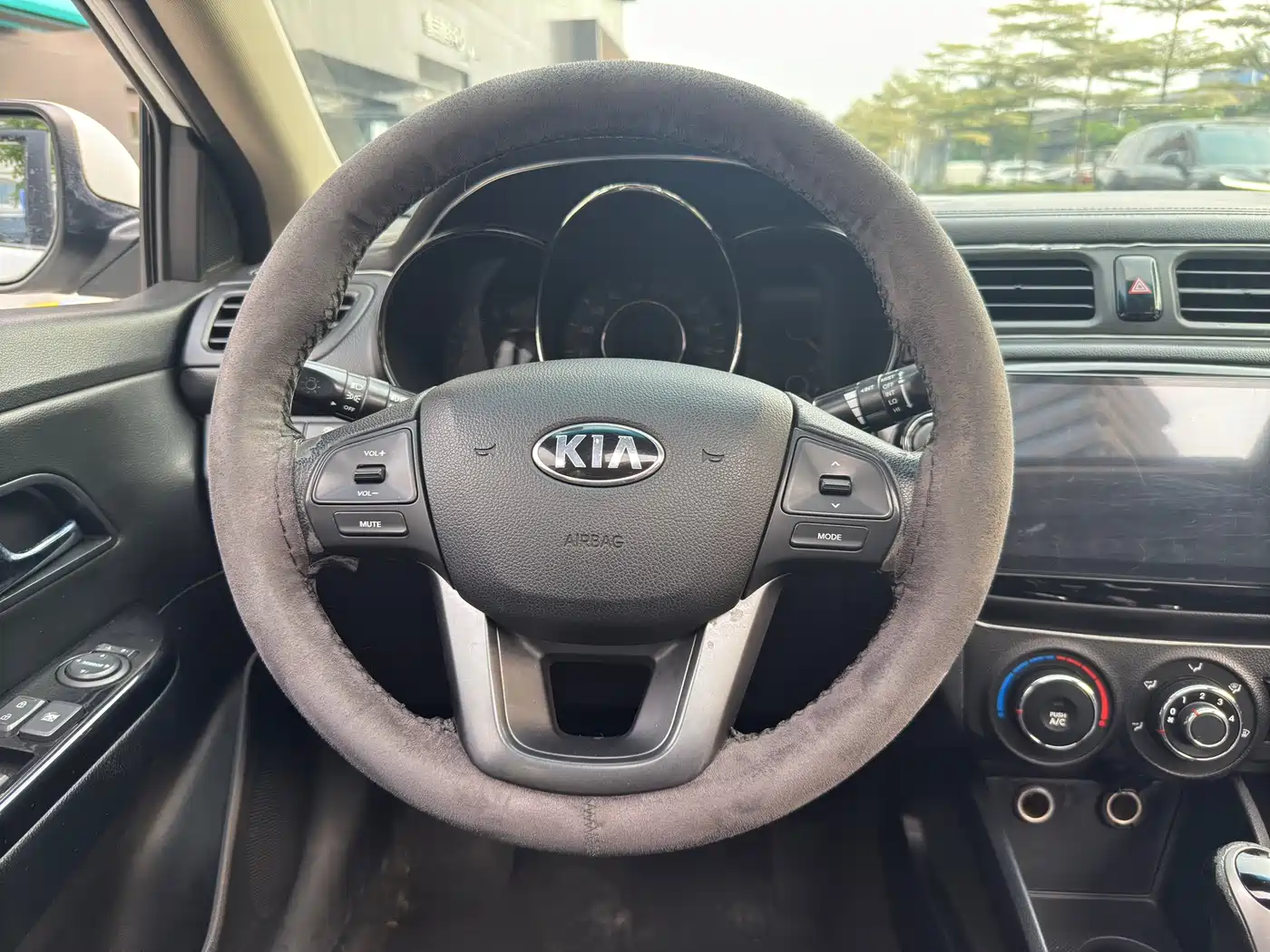 Kia K2 2012 Sedan 1.6L AT Premium Commemorative Edition фото 16