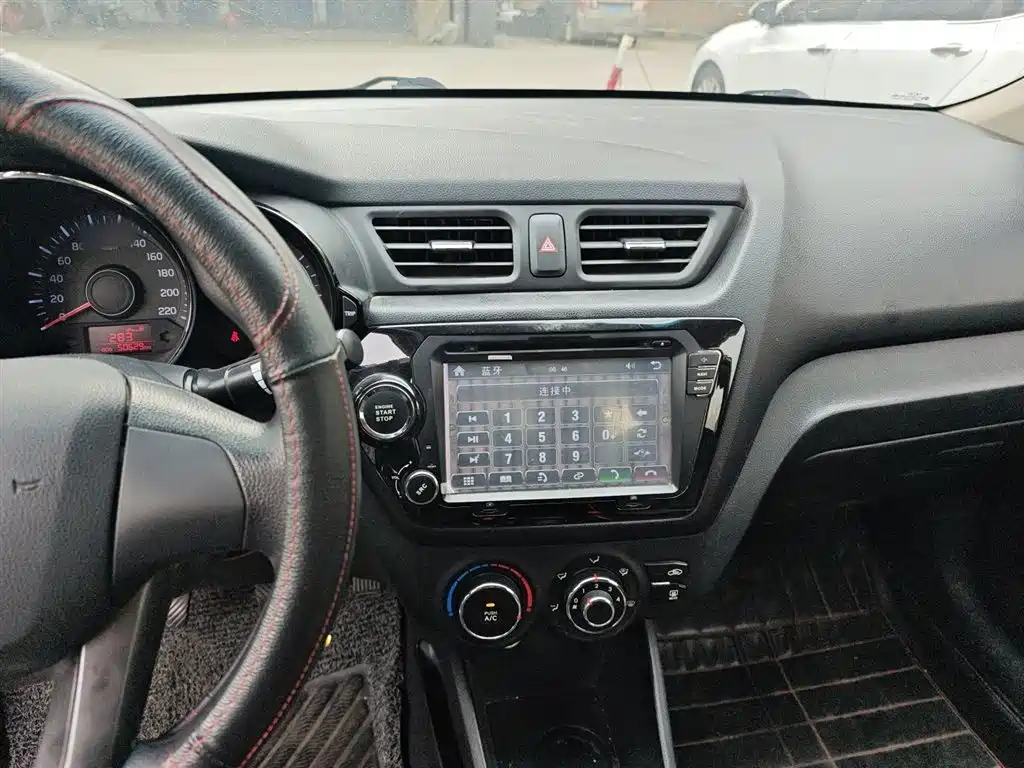 Kia K2 2012 Sedan 1.4L MT GLS Commemorative Edition фото 10